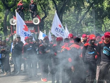 Buruh Geruduk Balai Kota, Desak UMP DKI 2026 Naik Jadi Rp6 Juta